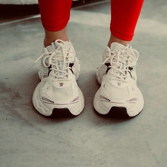 Burness Chunky Sneaker Size 11 Off White Black Lace Up Comfort Insole Athleisure - Picture 2 of 14